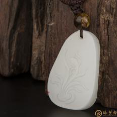 新疆和田玉白皮羊脂白玉籽玉挂件 兰花 11.2克