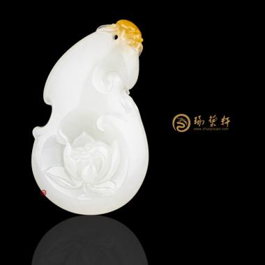 新疆和田黄沁皮一级白籽玉挂件 静 10.4克